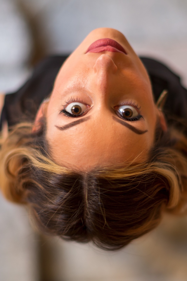 Кареглазая девушка смотрит вверх