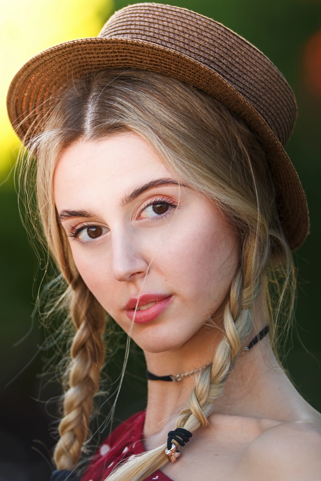 Кареглазая девушка с косами на голове в шляпе