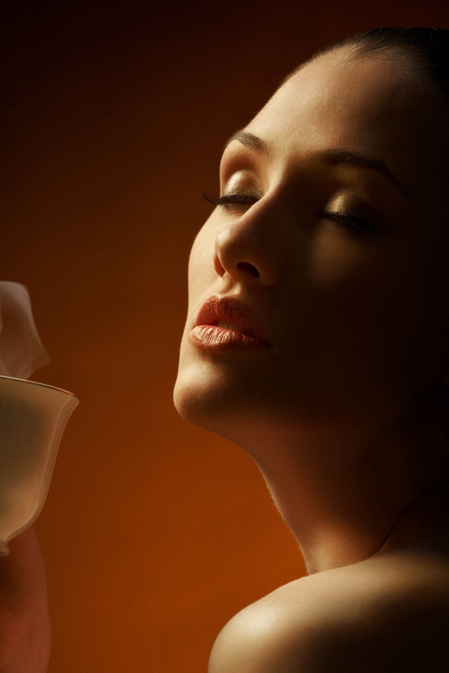 Очаровательная нежная девушка наслаждается кофе