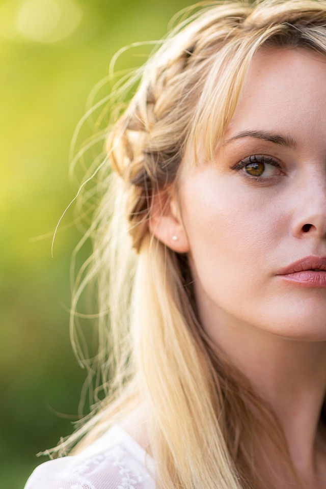 Задуманная кареглазая блондинка лицо крупным планом