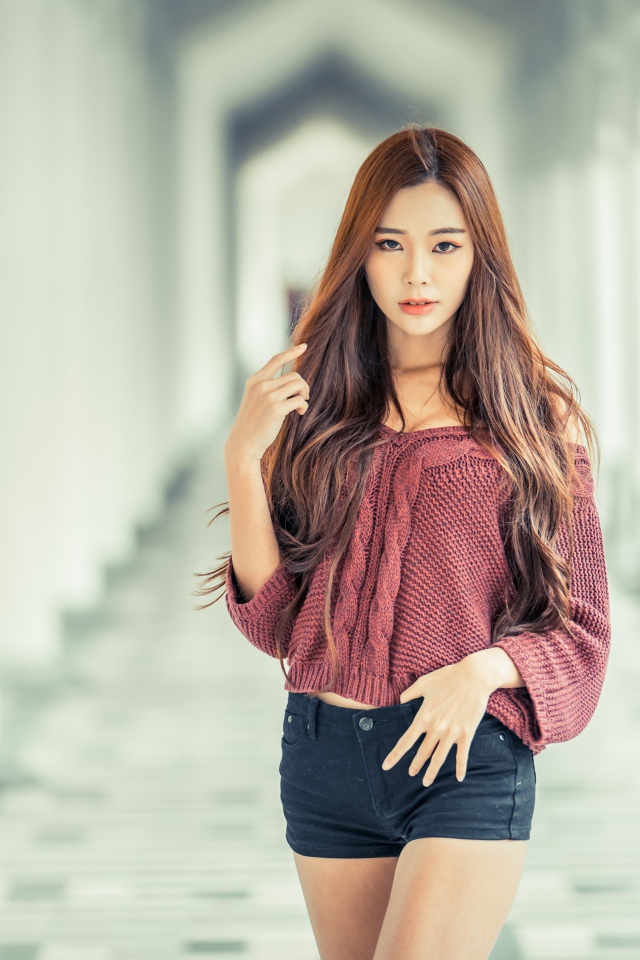 Милая девушка азиатка в коротких шортах 