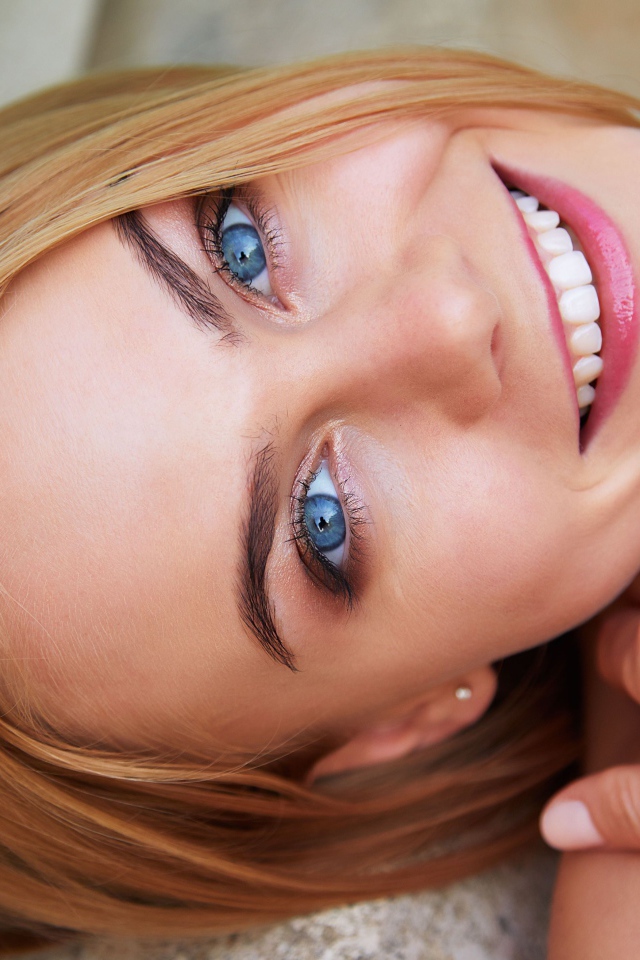 Милая улыбающаяся голубоглазая девушка