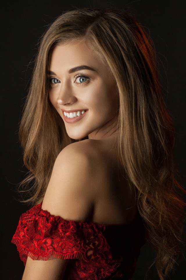 Милая улыбающаяся девушка на черном фоне