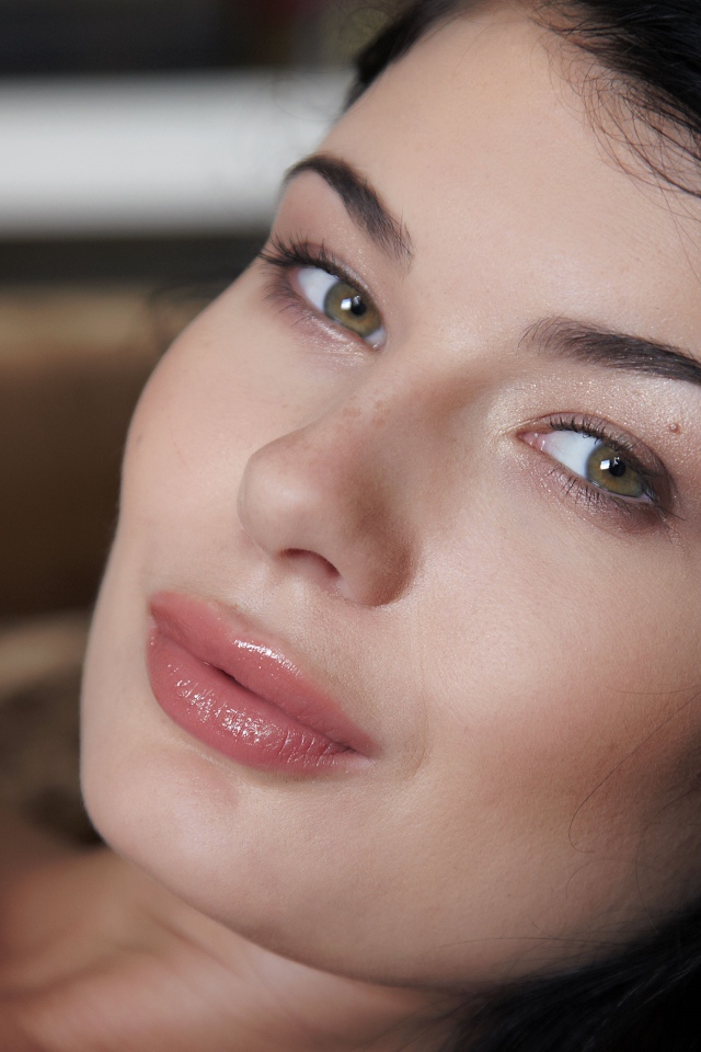 Нежная брюнетка лицо крупным планом