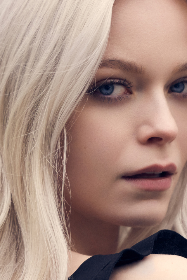 Лицо голубоглазой блондинки крупным планом