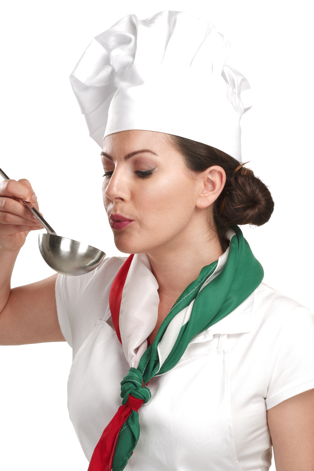 Девушка повар с половников на белом фоне