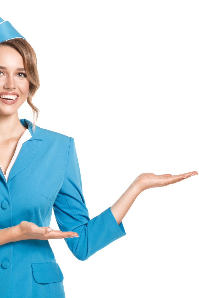 Девушка в синем костюме стюардессы на белом фоне