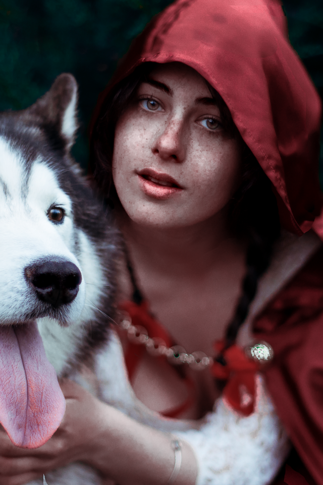 Девушка в красном плаще с собакой породы хаски