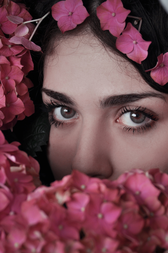 Лицо девушки в розовых цветах гортензии