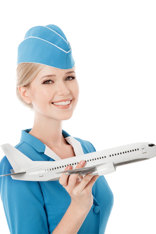 Девушка стюардесса с самолетом в руке на белом фоне