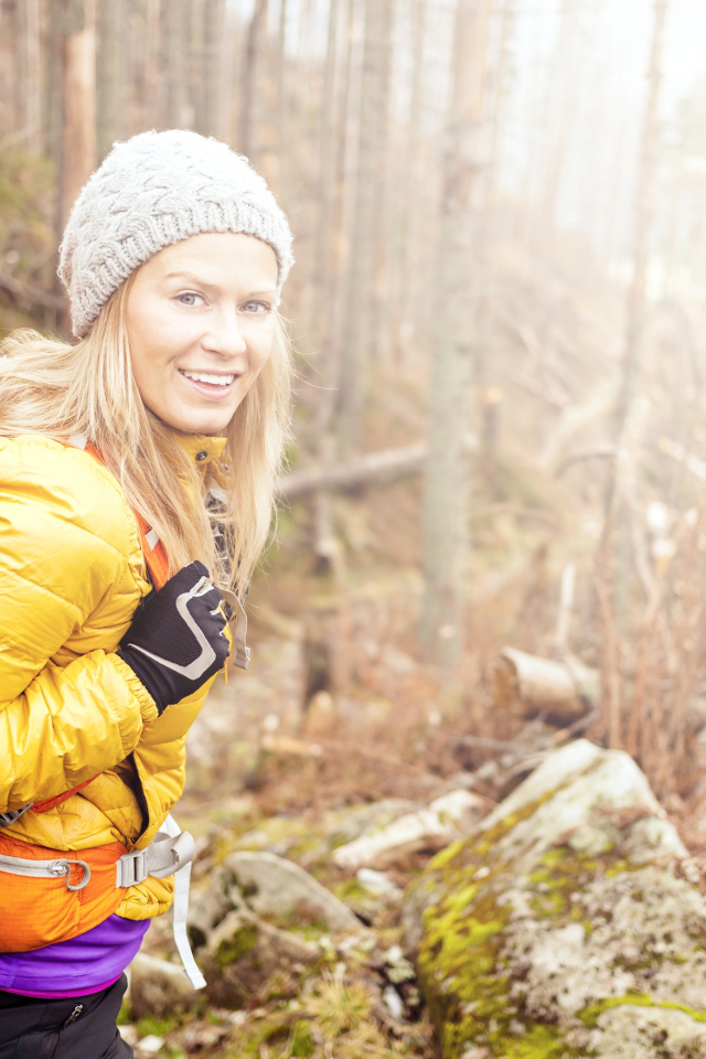 Девушка с рюкзаком в лесу 