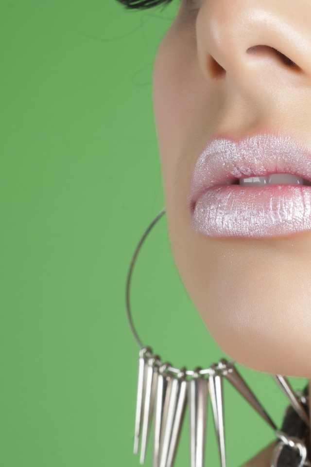 Девушка с красивыми розовыми губами