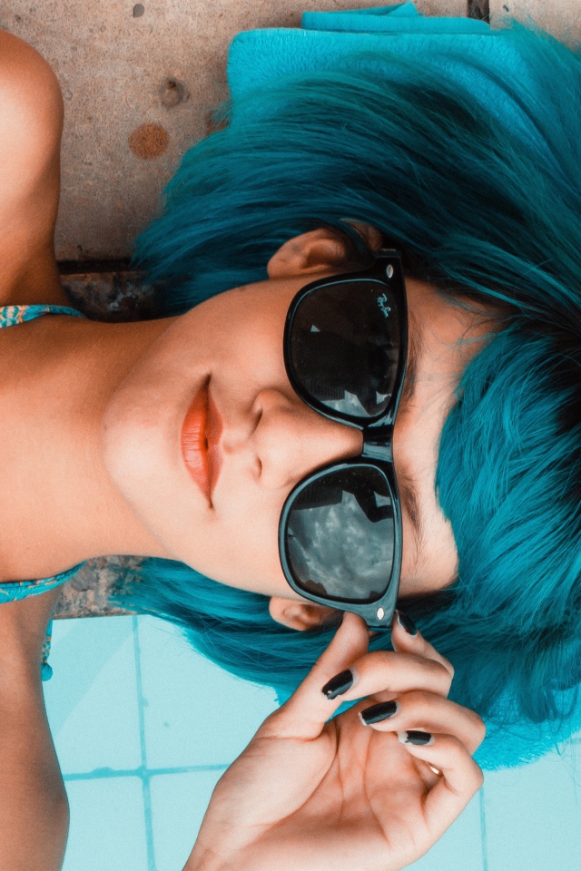 Девушка с голубыми волосами в солнечных очках