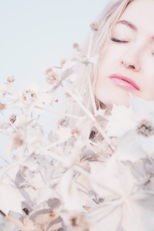 Девушка с закрытыми глазами в цветах 