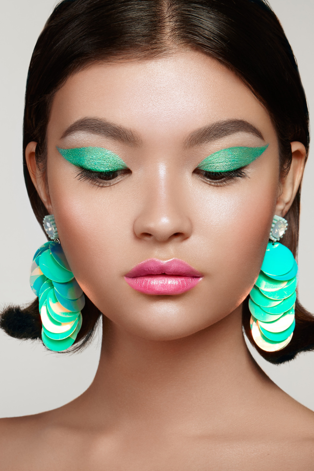 Девушка с зеленым макияжем и розовыми губами