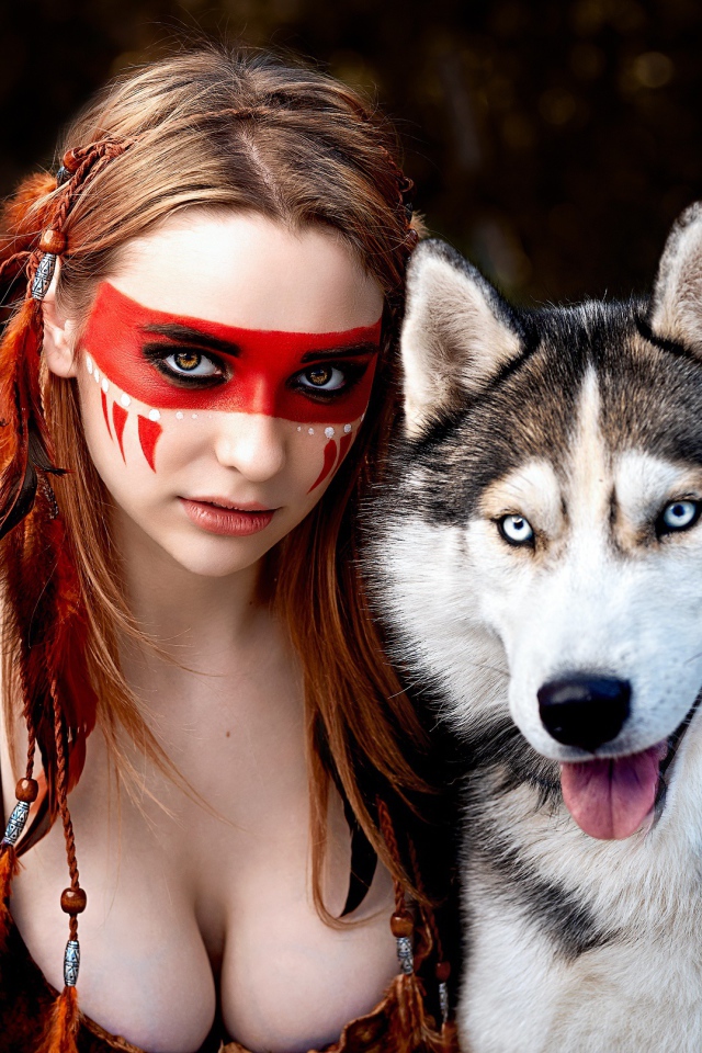 Девушка с макияжем индейца с собакой породы хаски