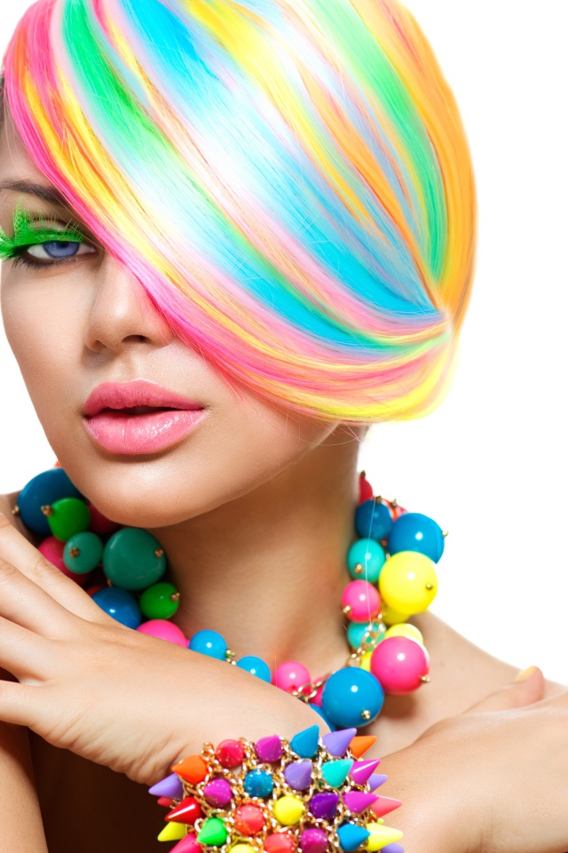 Девушка с разноцветными волосами и украшениями на шее и руках