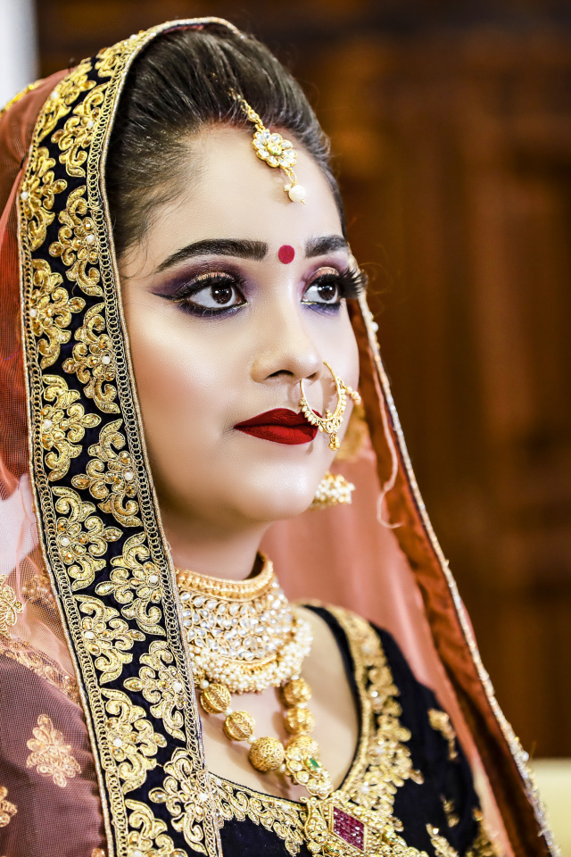Девушка в индийском костюме невесты