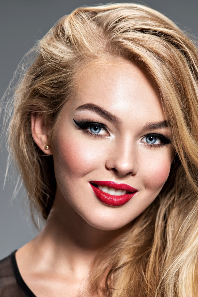 Длинноволосая голубоглазая девушка с красивым макияжем 