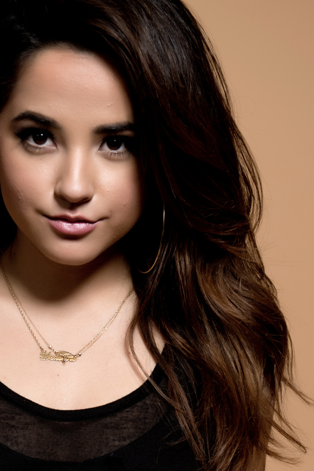 Длинноволосая шатенка с карими глазами на бежевом фоне