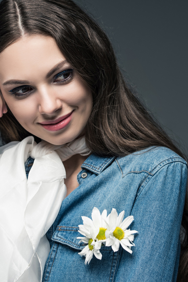 Длинноволосая девушка в джинсовом пиджаке с шарфом на шее