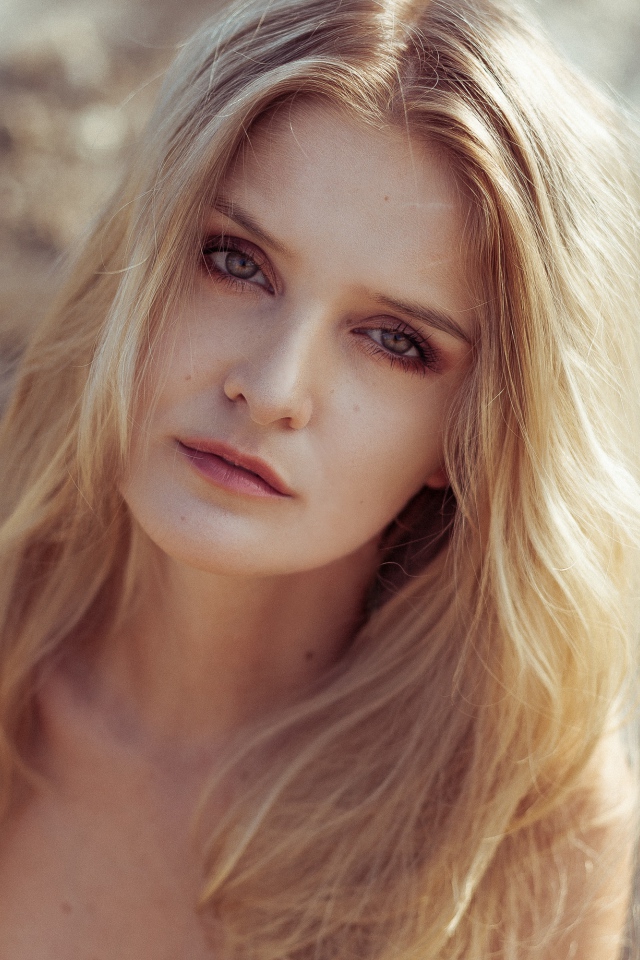 Длинноволосая блондинка крупным планом