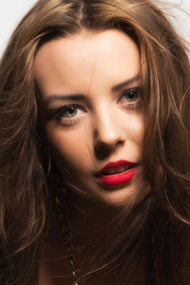 Длинноволосая шатенка с накрашенными губами