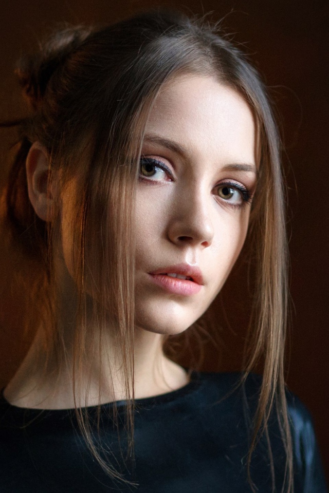 Милая девушка на коричневом фоне