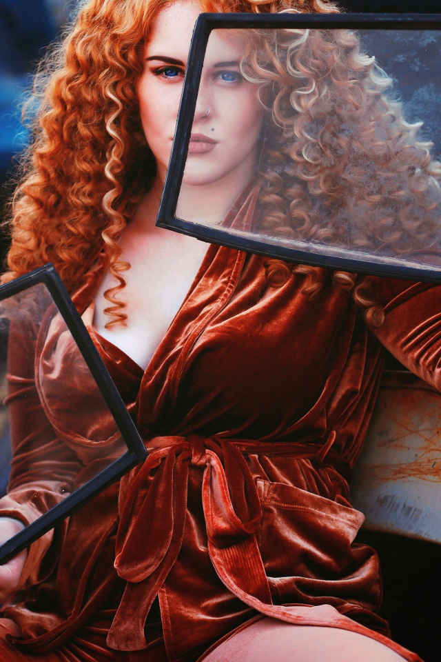 Рыжеволосая девушка со стеклами в руках 