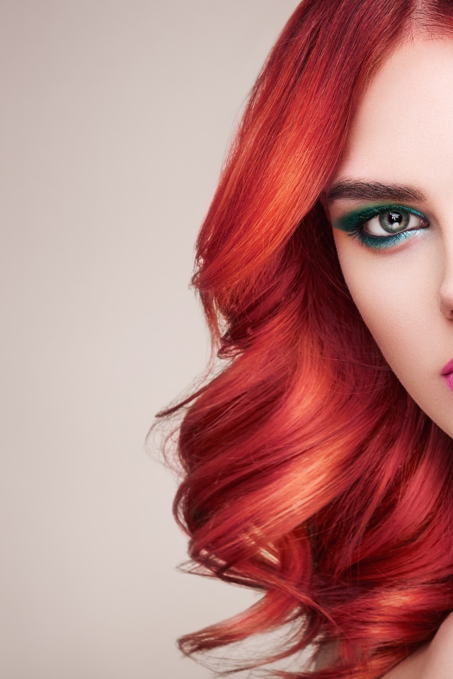 Рыжеволосая девушка с накрашенными глазами