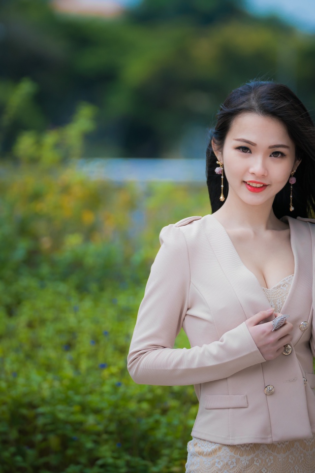 Улыбающаяся девушка азиатка в костюме