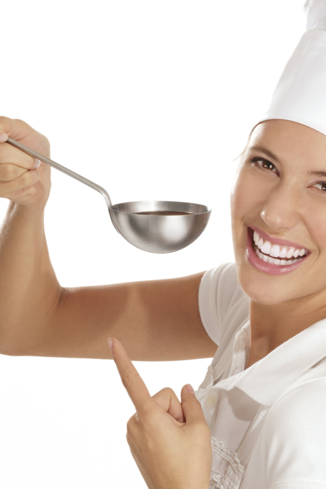 Улыбающаяся девушка в костюме повара с половником