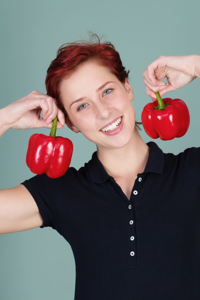 Улыбающаяся девушка с болгарским перцем в руках