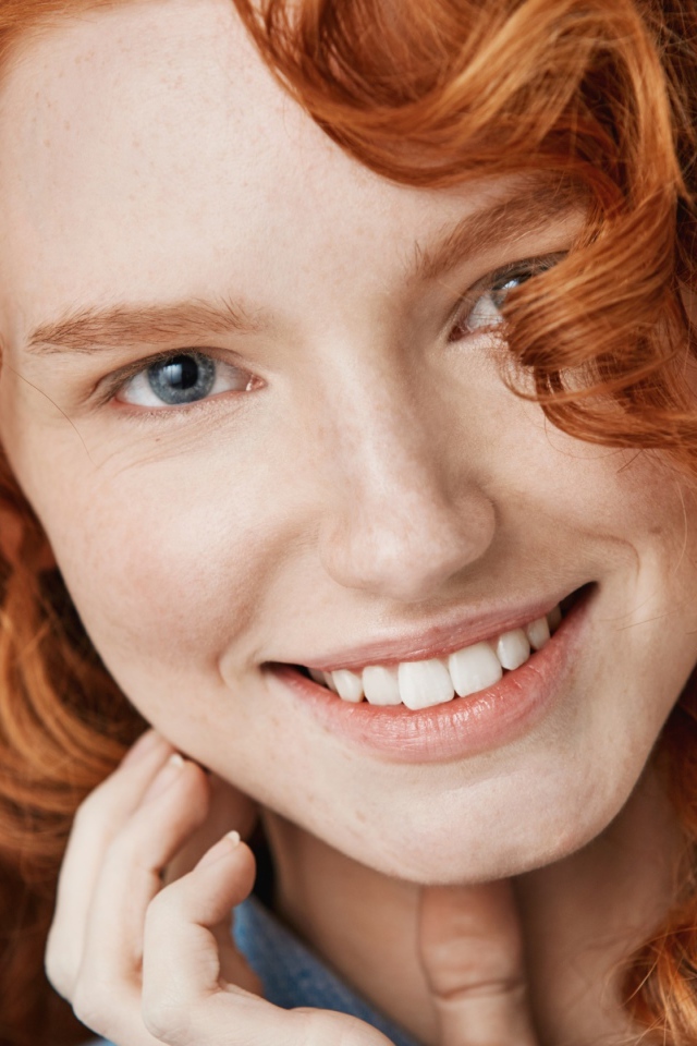 Улыбающаяся рыжеволосая девушка лицо крупным планом