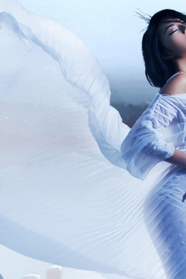 Стильная девушка азиатка в красивом белом платье 