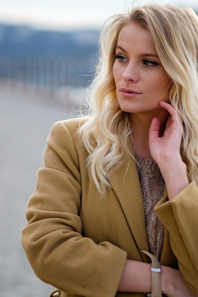 Стильная блондинка в пальто 