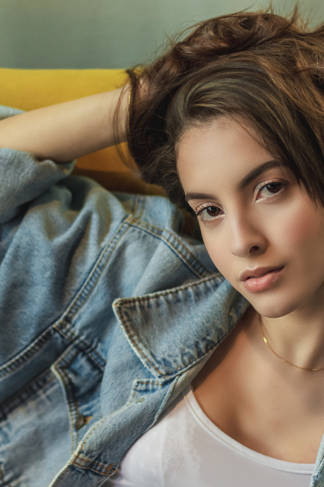 Стильная кареглазая девушка в джинсовой куртке