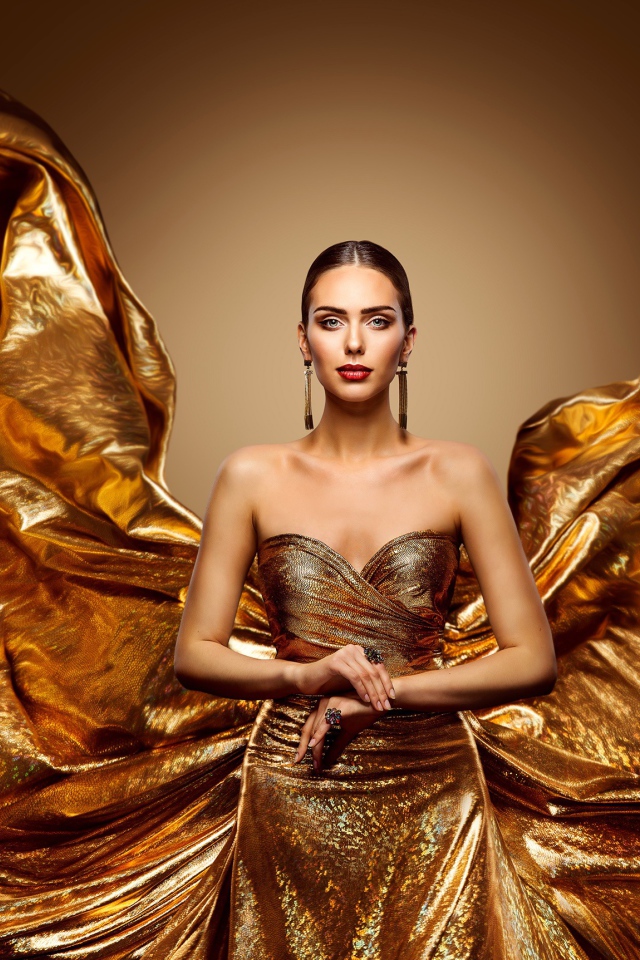 Стильная девушка в красивом золотом платье 