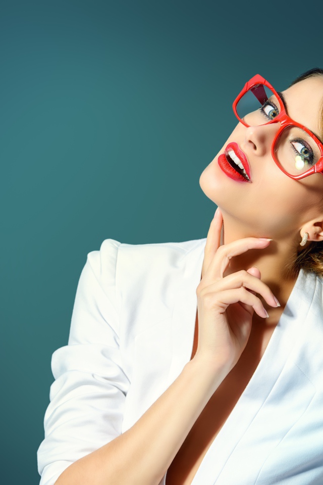 Стильная девушка в очках и белой рубашке