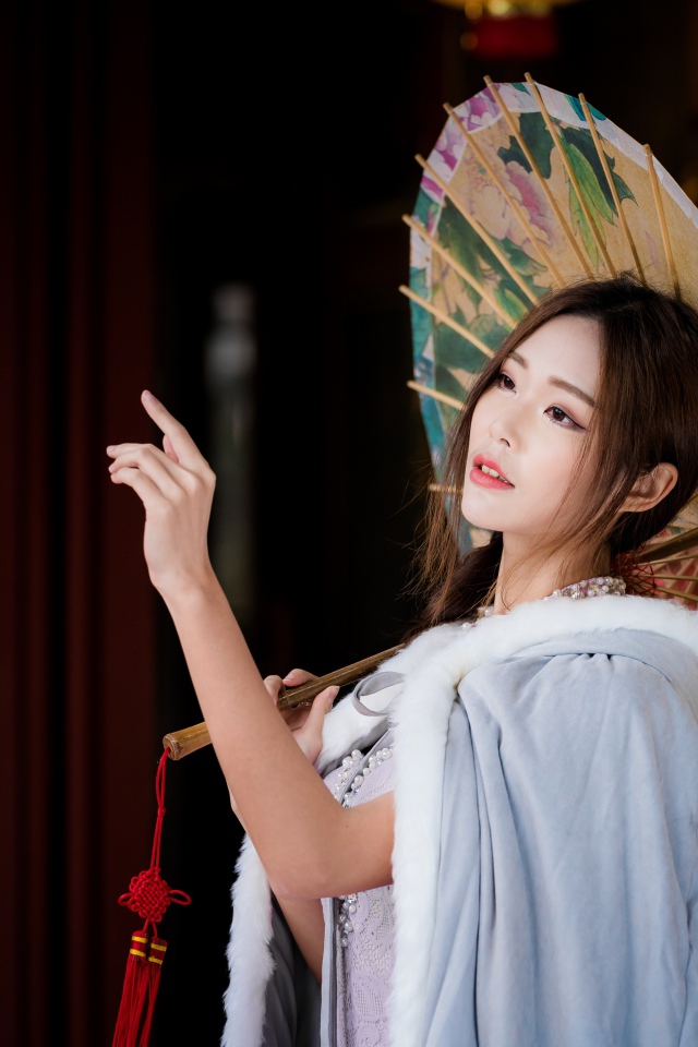 Нежная азиатка с зонтиком в руках