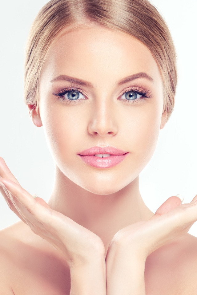 Нежная красивая девушка с голубыми глазами на белом фоне