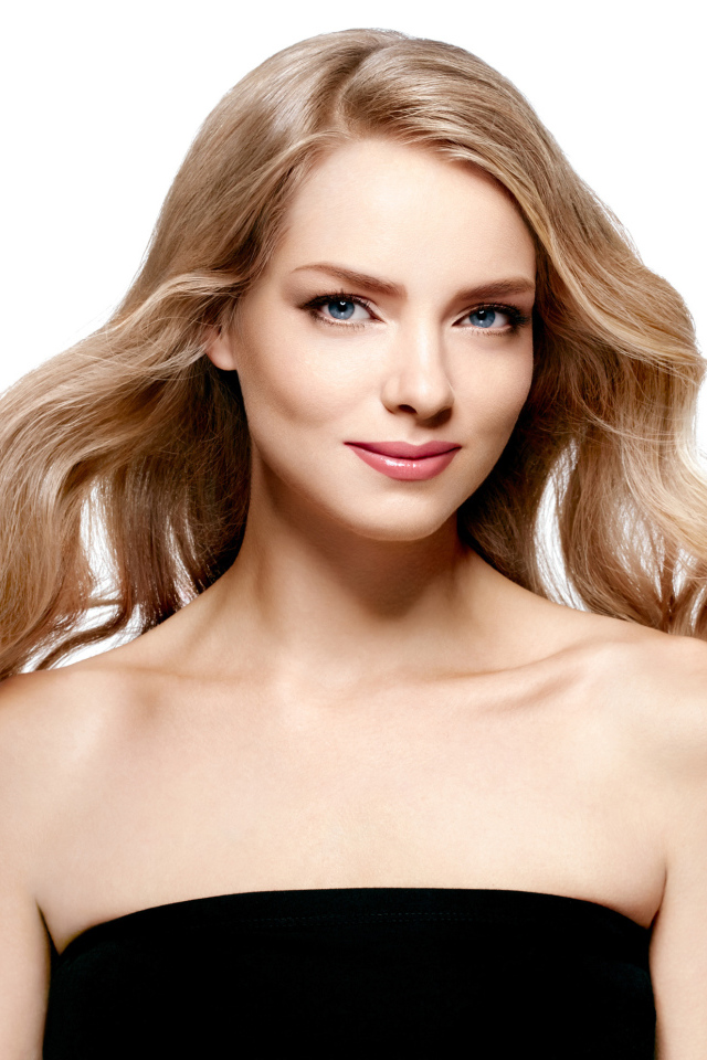 Нежная голубоглазая блондинка в черном платье на белом фоне