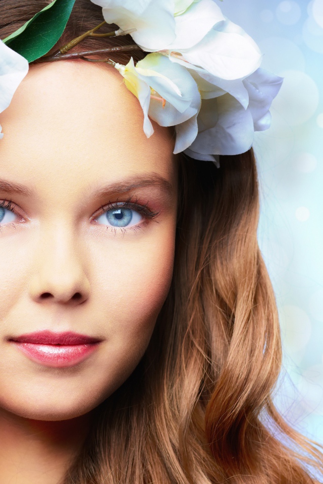 Нежная голубоглазая девушка с цветами в волосах 