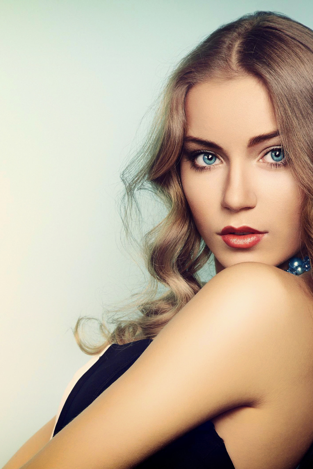 Нежная голубоглазая девушка с длинными волосами