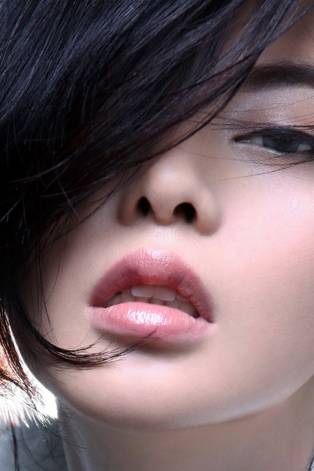 Нежная девушка шатенка лицо крупным планом