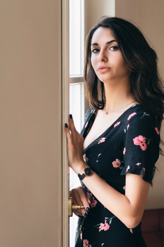 Нежная девушка в платье у окна 