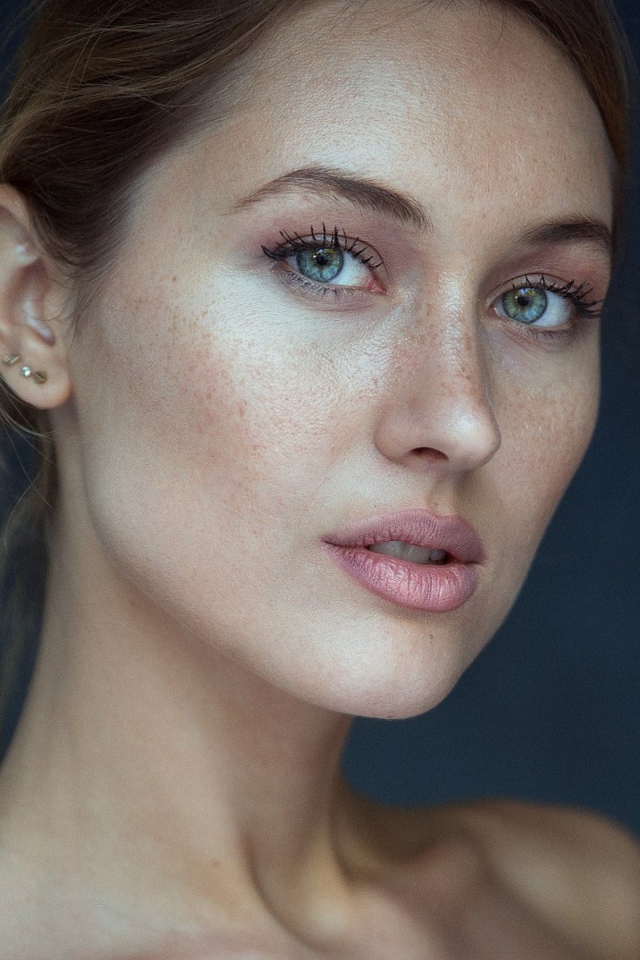 Нежная зеленоглазая девушка крупным планом