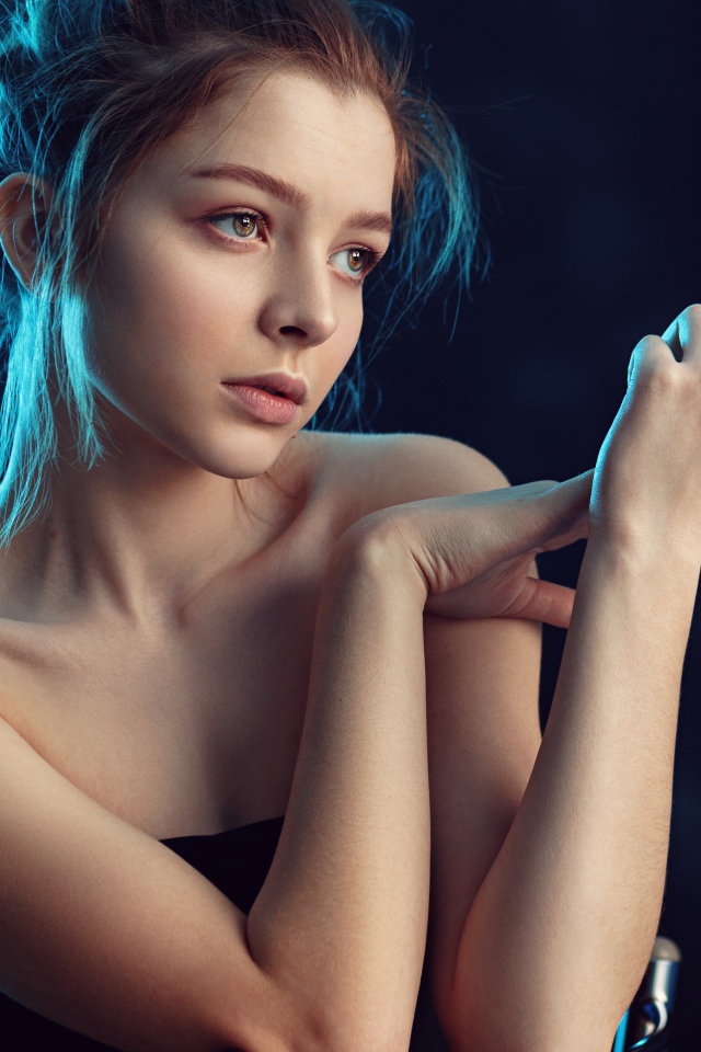 Нежная задумчивая грустная девушка 