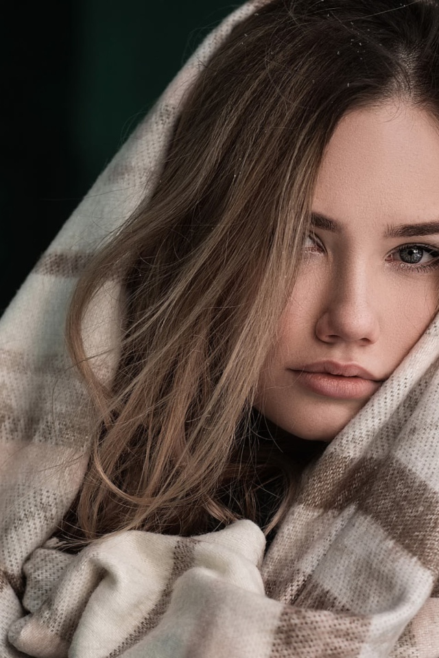 Девушка с волосами на лице в палантине