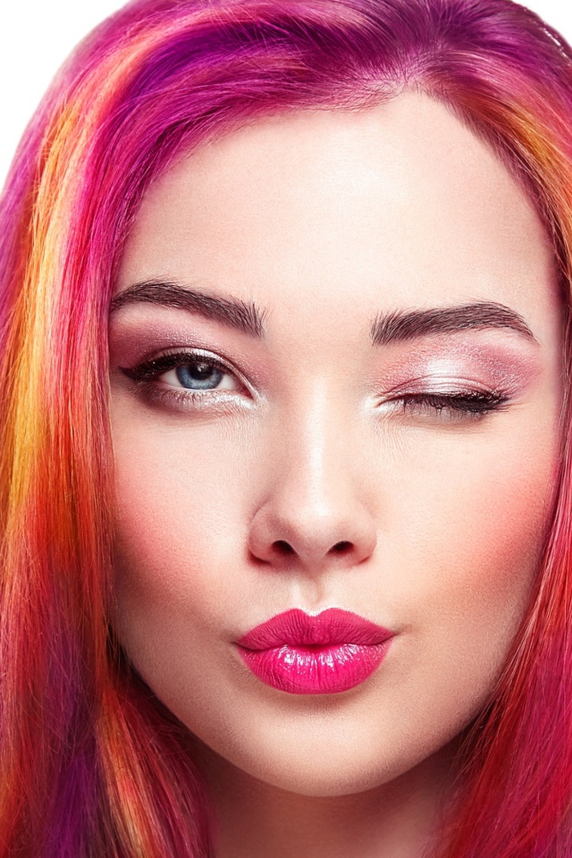 Девушка с розовыми волосами подмигивает глазом